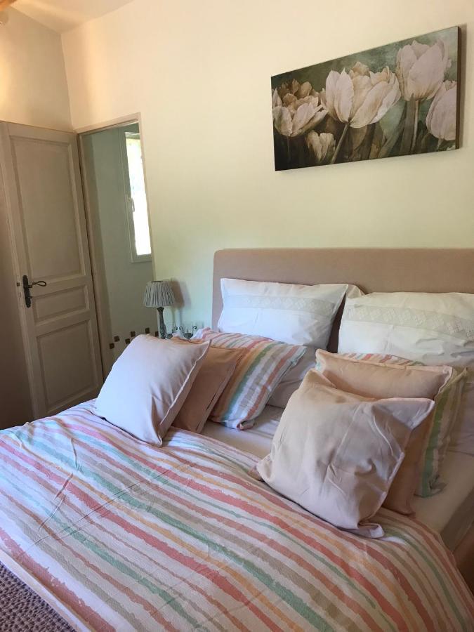 Les Gouts Et Les Couleurs Aparthotel Cucuron Exterior photo