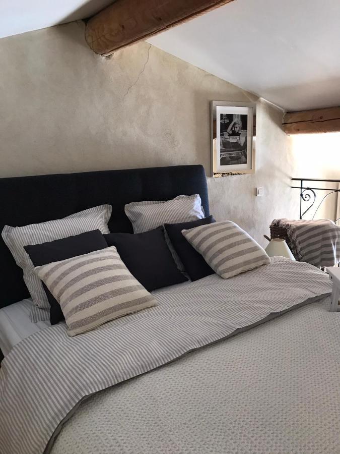Les Gouts Et Les Couleurs Aparthotel Cucuron Exterior photo
